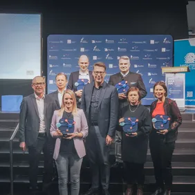Ausgezeichnete Start-up-Gründerinnen und Gründer: Die Preisträgerinnen und Preisträger mit Staatsminister Markus Blume (Mitte) (Foto: © Axel König/StMWK). Gruppenbild mit Ausgezeichneten Personen und MöglichMacher-Preis