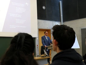 THI-VizepräsiTHI-Vizepräsident Professor Hans-Joachim Hof freute sich, die zahlreichen Besucherinnen und Besucher zu begrüßen (Foto: THI).
