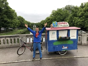 Mickel Rentsch reiste für die Dreharbeiten mit Fahrrad und selbstgebautem Wohnanhänger durch Bayern und begegnete Menschen mit Ideen für eine nachhaltige Zukunft (Foto: Mickel Rentsch).