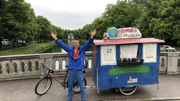 Mickel Rentsch travelled across Bavaria by bicycle with his self-built caravan trailer, meeting people with ideas for a more sustainable future (photo: Mickel Rentsch).
