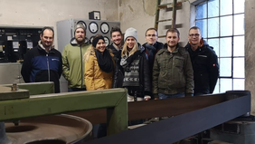 Gruppenfoto der Studierenden mit Professor in einem Wasserkraftwerk.