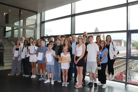 Kluge Köpfe für eine lebenswerte Zukunft: Die Gewinnerinnen und Gewinner des Jugend-Nachhaltigkeitspreises (Foto: THI). Gruppenbild der Gewinner und Unterstützer Klimaschule LSH