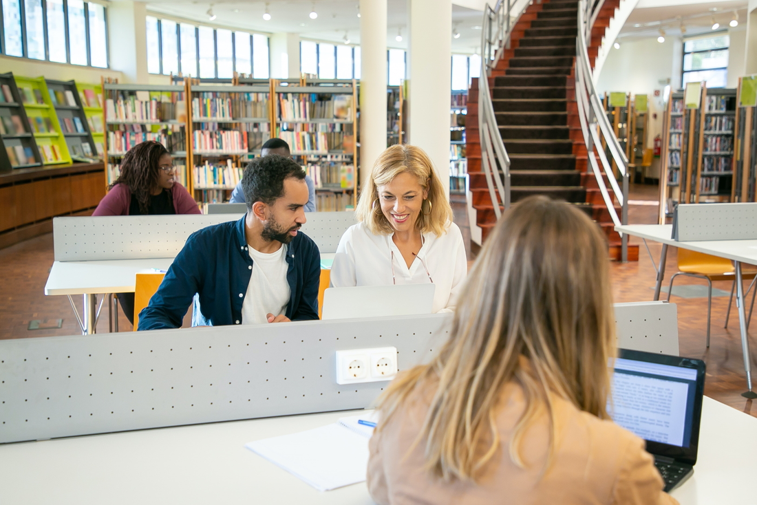 Menschen in einer Bibliothek