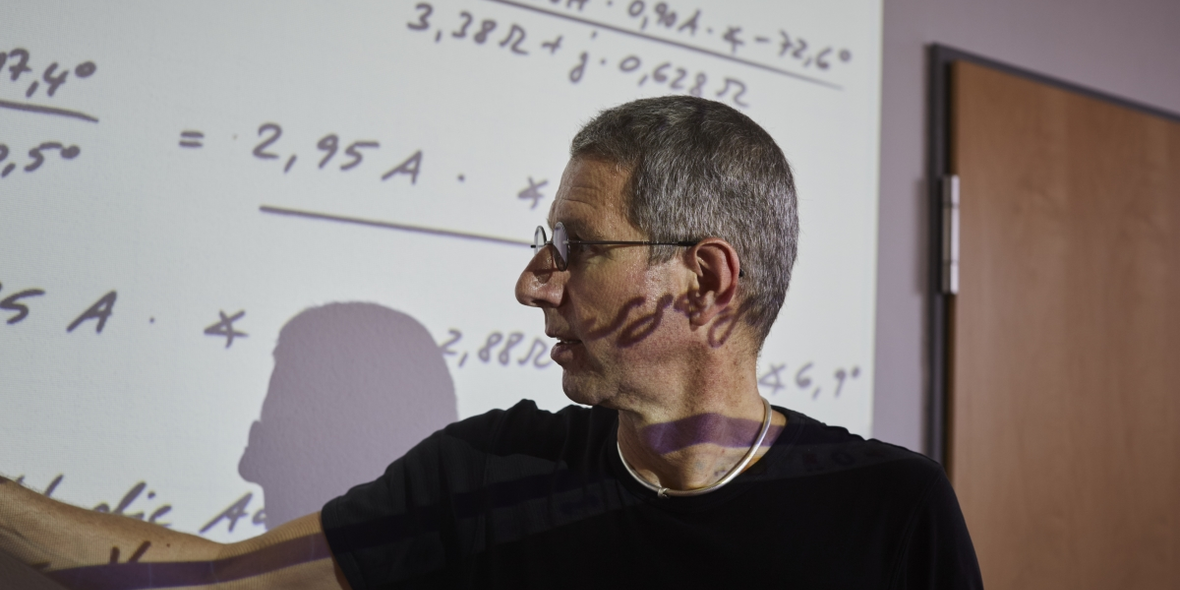Prof. Hunsinger am Whiteboard