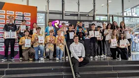 Strahlende Sieger: Drei Senior- und zwei Junior-Teams sicherten sich das Ticket zur Deutschen Meisterschaft (Foto: THI/STEM-Racing).