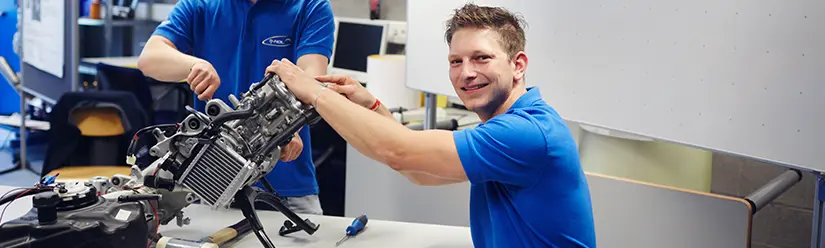 2 students work on a technical device in the laboratory