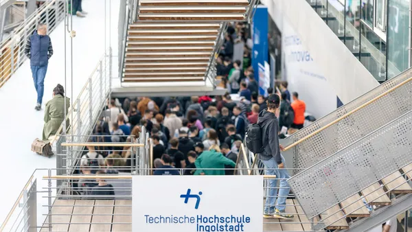 Bild vom Semsterstart Oktober 2024 in der Aula der THI mit Blick auf die Studenten