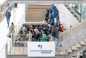 Bild vom Semsterstart Oktober 2024 in der Aula der THI mit Blick auf die Studenten