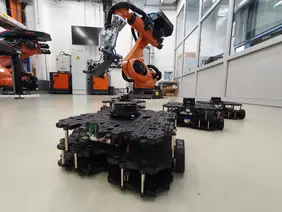 Mehrere Roboter im Labor