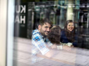 Junge Leute im Cafe Reimanns, Blick durchs Fenster