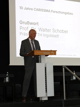 Professor Walter Schober eröffnete die Jubiläumsfeier und blickte auf zehn Jahre erfolgreiche Sicherheitsforschung bei CARISSMA zurück (Foto: THI).