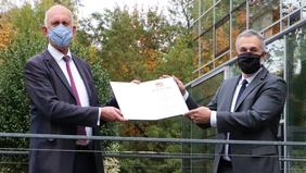 THI President Prof. Dr. Walter Schober presenting the certificate of appointment to Dr. Holger Hoppe