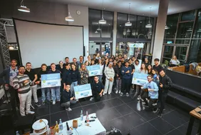 Gruppenbild der Studierenden und Gewinner der VGI-Challange mit den Schecks
