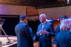 Zusammenarbeit vorantreiben: THI-Präsident Professor Walter Schober (Mitte) im Gespräch mit Partnern (Foto: Maximilian Schütze).