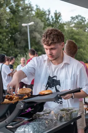 Portrait eines Studenten am Grill bei der Pecha Kucha Night