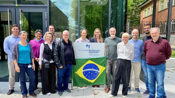 Gruppenbild der Brasilien-Kooperation am Campus in Neuburg