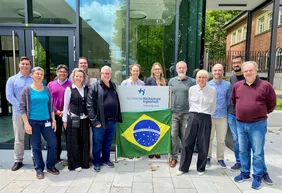 Gruppenbild der Brasilien-Kooperation am Campus in Neuburg