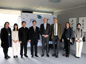 Eine Win-Win-Situation für beide Partner: THI-Präsident Professor Walter Schober (4.v.r.) freut darauf, die Zusammenarbeit mit dem chinesischen Generalkonsul Qiu Xuejun (4.v.l.) zu vertiefen (Foto: THI).