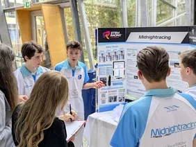 Teambesprechung: Die Schülerinnen und Schüler bereiten sich auf das Rennen vor (Foto: THI/STEM-Racing).