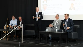 Podiumsdiskussion: Professor Hans-Georg Schweiger, Professor Werner Huber, Moderator Professor Christian Birkner, Professor Andre Seeck und Dr. Reinhard Brandl (v.l.n.r.) diskutierten über die Zukunft der automobilen Sicherheitsforschung (Foto: THI).