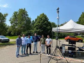 Gruppenbild aus Sechs Personen an einem Testplatz