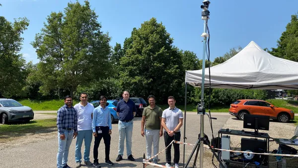 Gruppenbild aus Sechs Personen an einem Testplatz