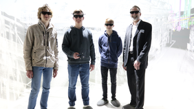 Vier Personen tragen eine Datenbrille