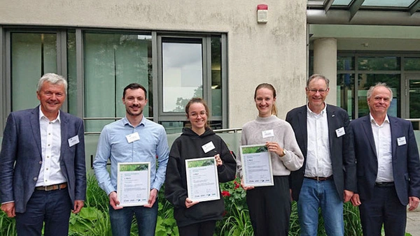 Gruppenbild der Gewinner des Nachwuchsförderwettbewerbs mit deren Zertifikaten 