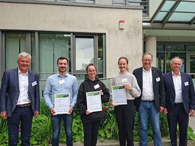 Wichtiger Bestandteil der Tagung: Professor Karl Huber (l.) und seine Kollegen zeichnen Nachwuchswissenschaftlerinnen und -wissenschaflter für ihre Projekte aus (Foto: FJRG). Gruppenbild der Gewinner des Nachwuchsförderwettbewerbs mit deren Zertifikaten