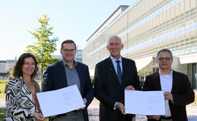 Anne-Sophie Kopytynski, Chancellor Christian Müller, THI President Professor Walter Schober, and Professor Alessandro Zimmer at the signing of the contract (Photo: THI).