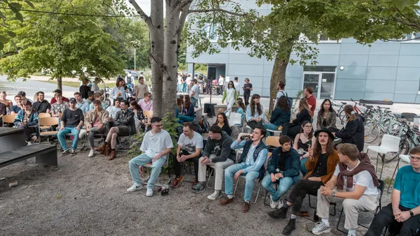 Gruppenbild der Teilnehmenden der Pecha Kucha Night am Cmapus in Ingolstadt