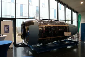 Forschung zum Anfassen: Im G-Gebäude ist das Flugtesttriebwerk „Pearl 700“ von Rolls-Royce aus nächster Nähe zu erleben (Foto: THI).