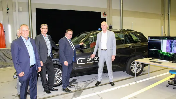 Beeindruckt von den Fahrversuchen: Staatssekretär Tobias Gotthardt (2.v.r.) mit Professor Thomas Brandmeier (l.) und THI-Präsidenten Professor Walter Schober (Foto: THI).