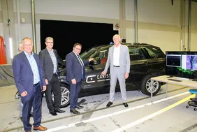 Beeindruckt von den Fahrversuchen: Staatssekretär Tobias Gotthardt (2.v.r.) mit Professor Thomas Brandmeier (l.) und THI-Präsidenten Professor Walter Schober (Foto: THI).