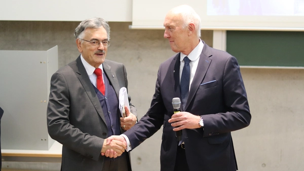 Chairman of the University Council Professor Wolfgang A. Herrmann (left) congratulates Professor Walter Schober on his re-election as President (Photo: THI).
