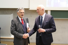 Chairman of the University Council Professor Wolfgang A. Herrmann (left) congratulates Professor Walter Schober on his re-election as President (Photo: THI).