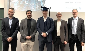 Auf dem Foto sind zu sehen: Von links: Prof. Dr.-Ing. Stefan Braunreuther (THA), Prof. Dr. Alexander Schiendorfer (THI), Dr. Leonid Koval, Prof. Dr. Daniel Großmann (THI) und Prof. Dr. Andreas Riener (THI).