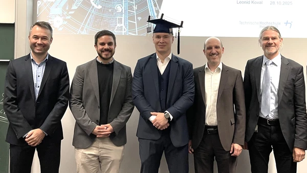 Auf dem Foto sind zu sehen: Von links: Prof. Dr.-Ing. Stefan Braunreuther (THA), Prof. Dr. Alexander Schiendorfer (THI), Dr. Leonid Koval, Prof. Dr. Daniel Großmann (THI) und Prof. Dr. Andreas Riener (THI).
