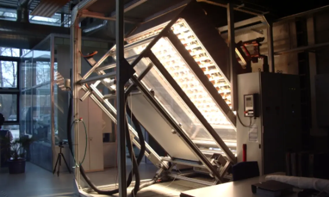 Angeschalteter Sonnensimulator im Labor