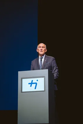 Ermutigende Worte zum Abschied: THI-Präsident Professor Walter Schober gab den Absolventinnen und Absolventen Zuversicht und Orientierung für ihren weiteren Weg mit (Foto: Simon Kahner).
