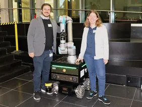 Zwei Personen mit Roboter