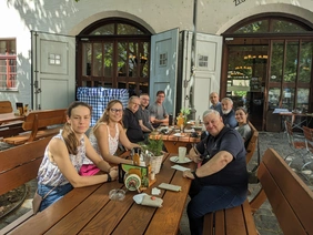In lockerer Atmosphäre setzten die Projektpartner den fachlichen Austausch auch außerhalb des Workshopprogramms fort (Foto: THI).
