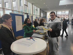 Handing over of backpacks in faculty colors winter semester 2022