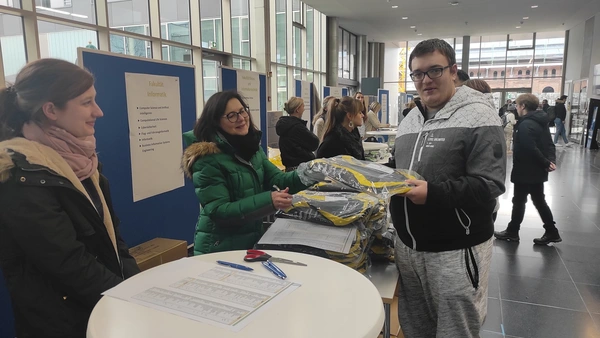 Handing over of backpacks in faculty colors winter semester 2022