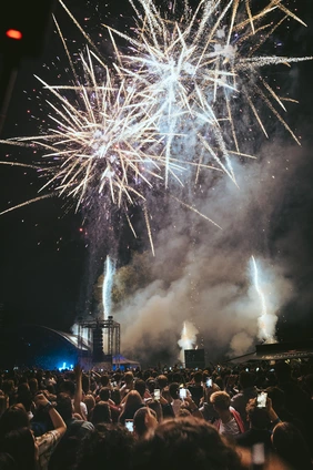 Bild vom Feuerwerk und der Menschenmenge beim Fotografieren