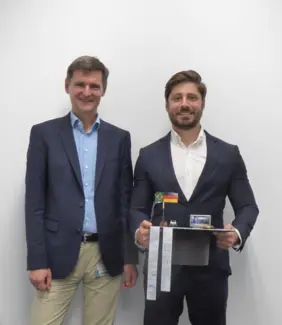 Die Doctoral School gratuliert Thiago de Borba (re. im Bild) sowie seinen Betreuern Prof. Reza Nakhaie Jazar und Prof. Hormoz Marzbani von der RMIT und Prof. Ondřej Vaculín von der TH Ingolstadt (li. im Bild).