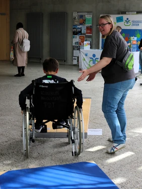 Perspektivwechsel zum Ausprobieren: Der Rollstuhl-Parcours machte Hindernisse im Alltag unmittelbar erfahrbar (Foto: THI).