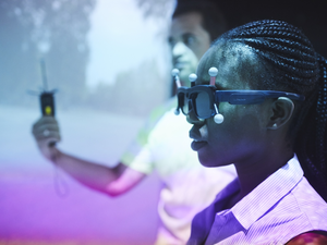 Zwei Personen im VR-Lab, Frau mit VR-Brille
