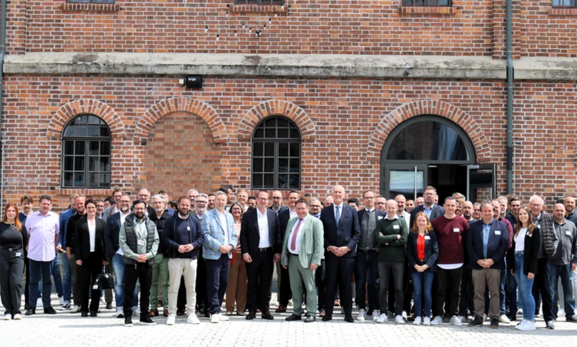 Volles Haus für Zukunftstechnologien: Die Teilnehmenden des Innovationstags „Start-up Opportunities: Dual-Use Innovation“ im brigk mit Bayerns Wirtschaftsstaatssekretär Tobias Gotthardt (vorne Mitte) (Foto: THI).