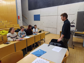 Opportunities and risks of AI and co.: Michael Haiden in conversation with high school students from Ingolstadt (Photo: THI).